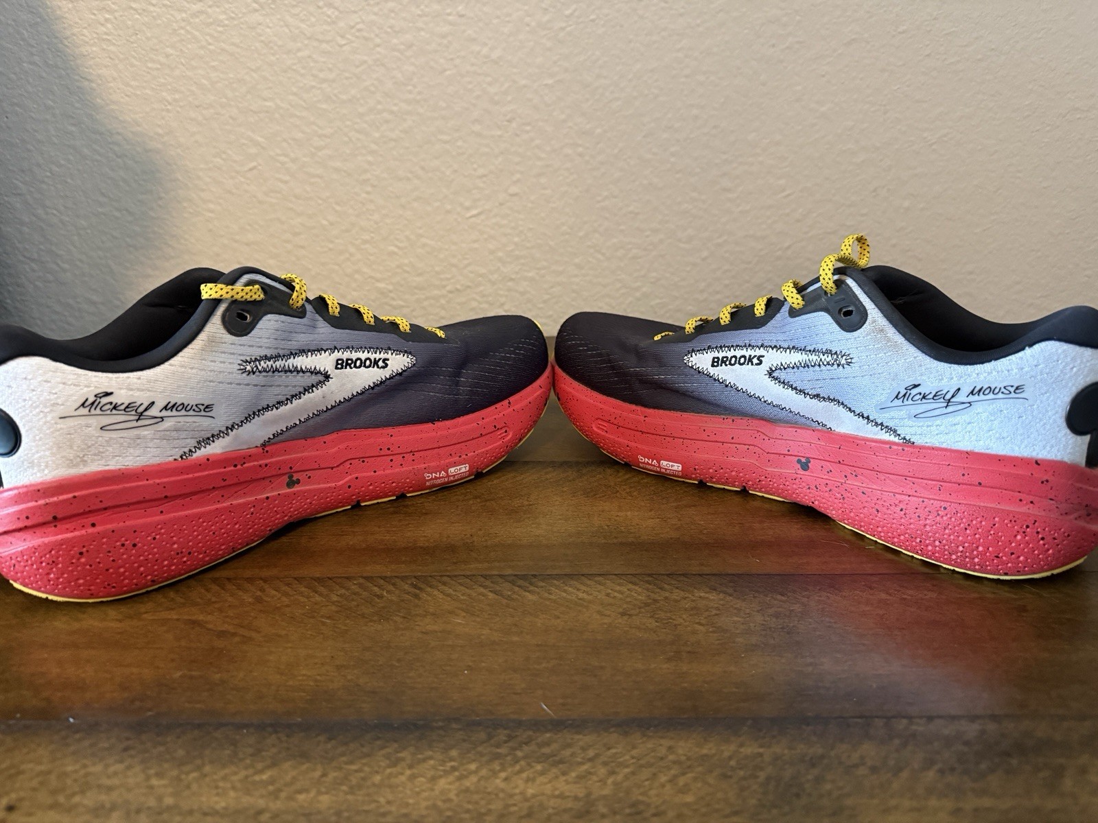 Brooks Ghost Max Run Disney Mickey Mouse Men’s Wide Colorblock Cushioned