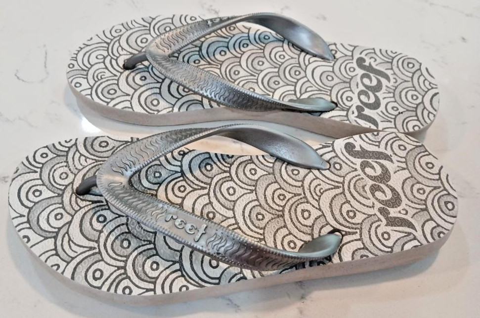 REEF Seaside Wave Pattern Flip Flop – Silver – Sz 6