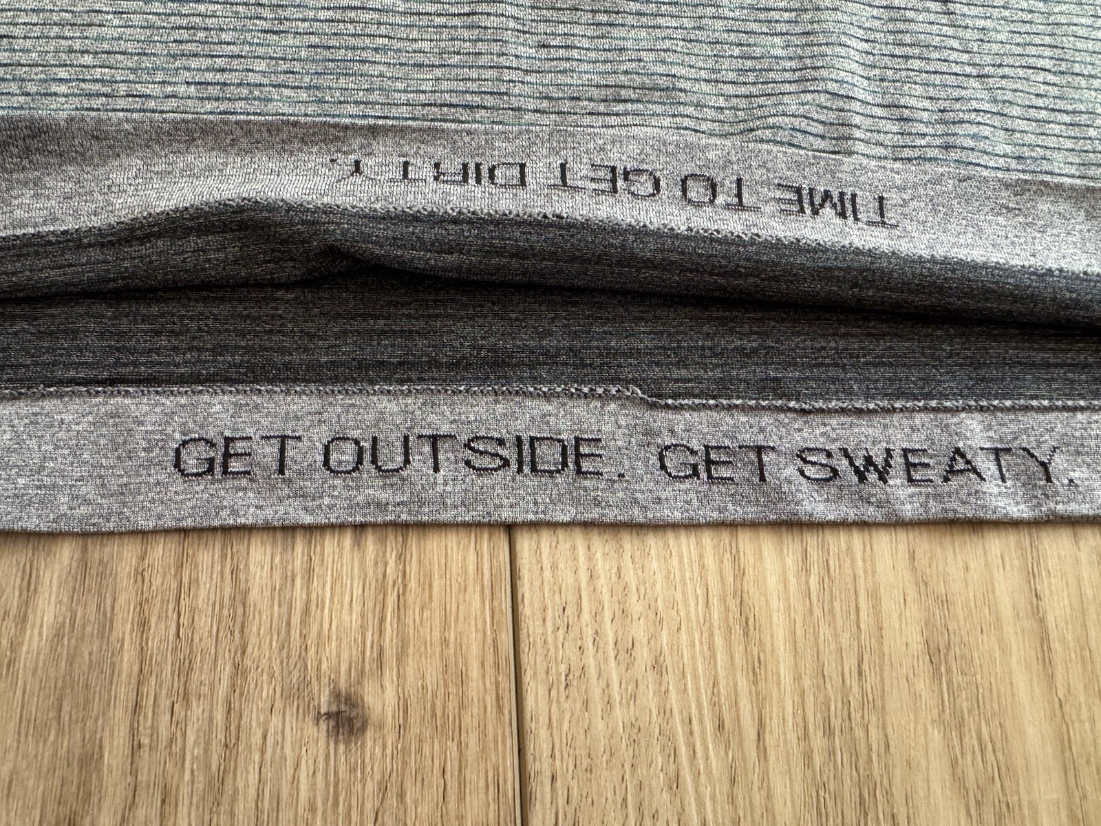 Lululemon Men’s M Gray Striped Crew Neck Short Sleeve Athletic Tee Logo