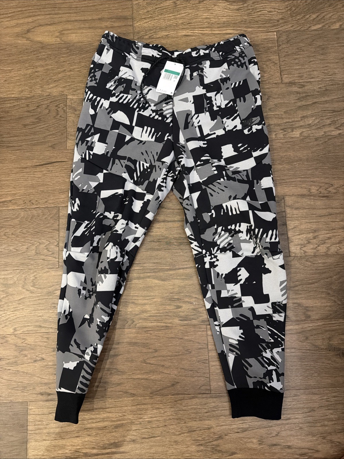 Nike Men’s Size Medium Black Gray Digi Camo Tech Fleece Jogger Pants DM6472