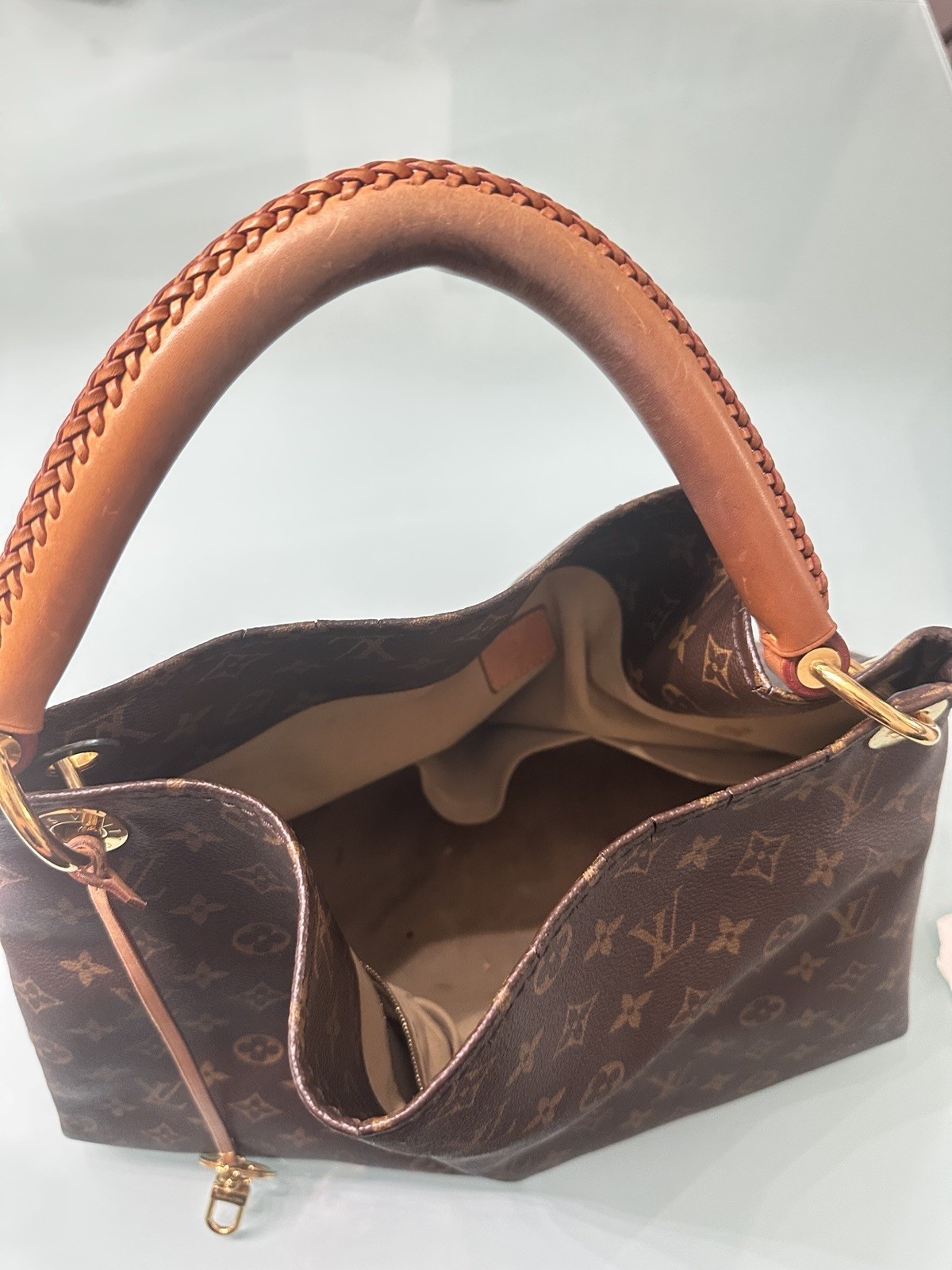 Louis Vuitton Monogram Artsy Handbag