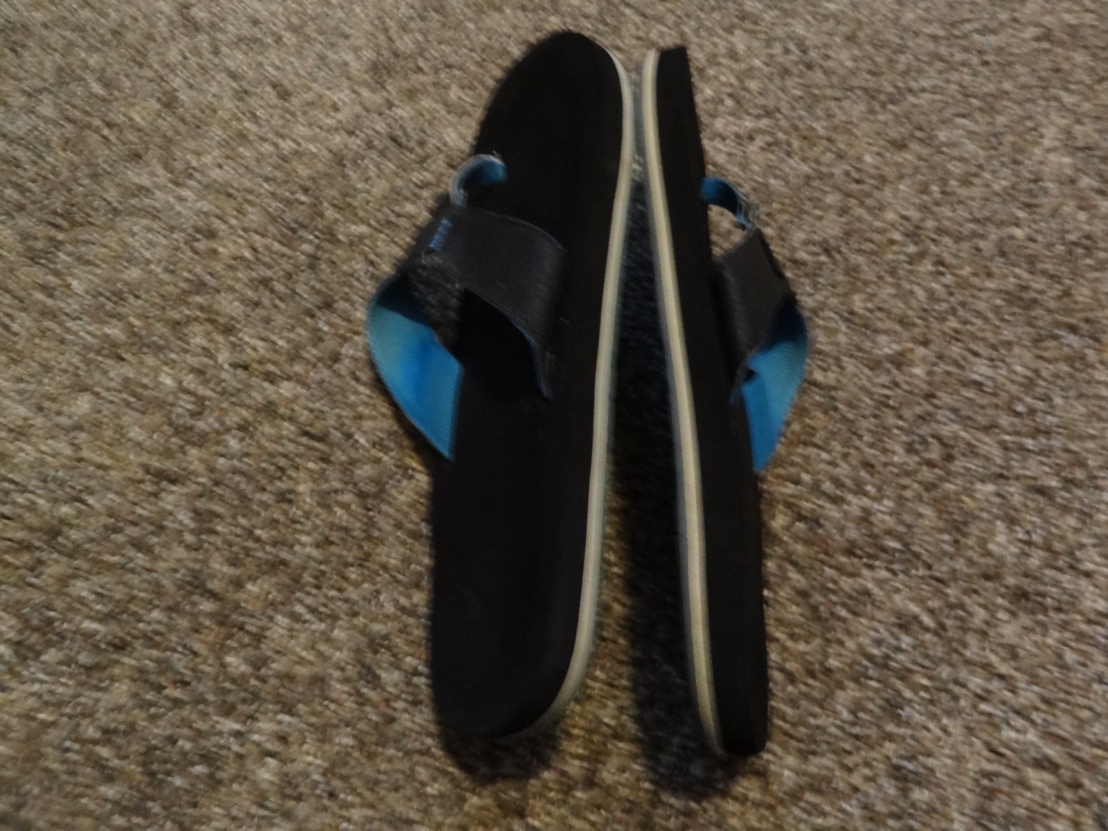 Reef Black & Blue Flip Flops Men’s Size 10 Bottle Opener style Sandals used