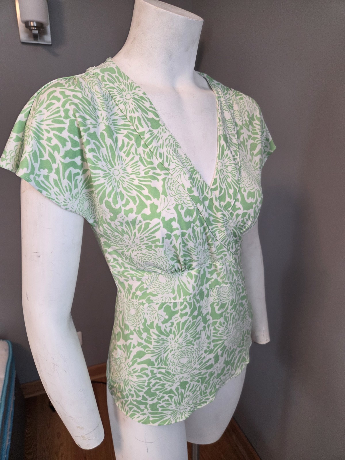 Banana Republic Green White Floral V-Neck Ruched Stretch Cap Sleeve Top M 4