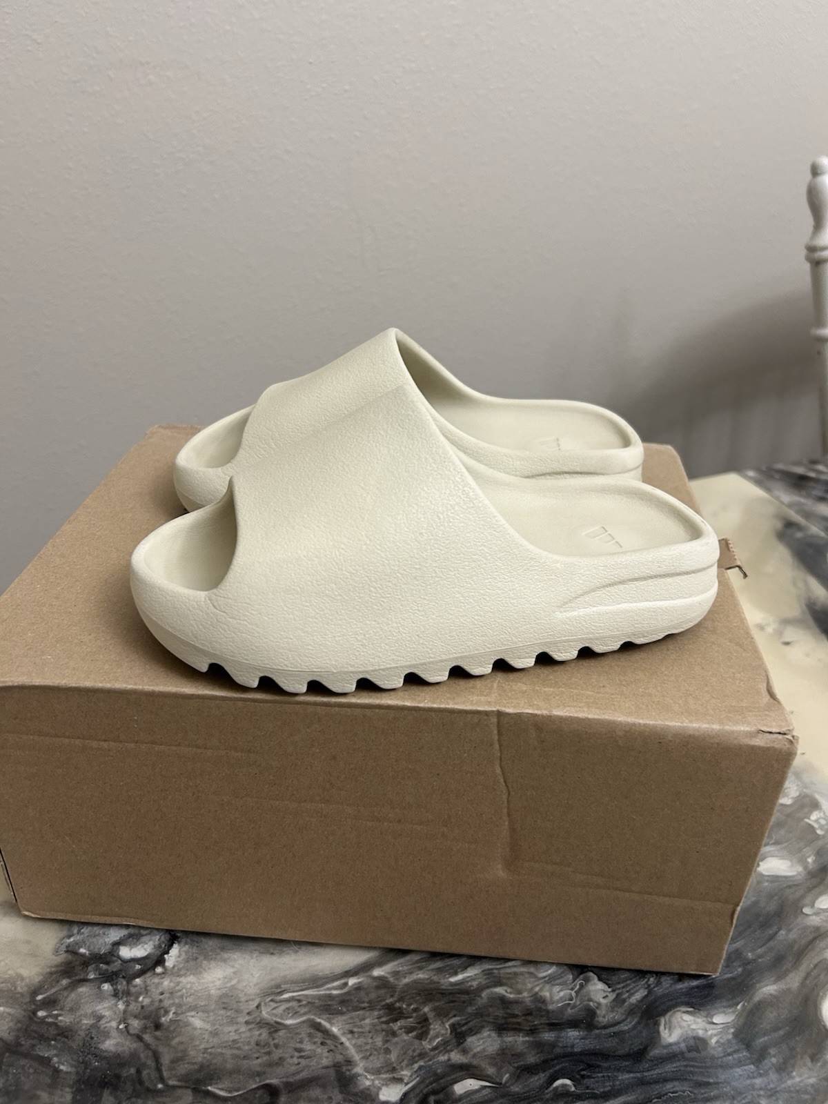 adidas Yeezy YZY Slide Bone Beige Men’s US 4/Women’s 5.5 Slip-On Sandal FZ5897