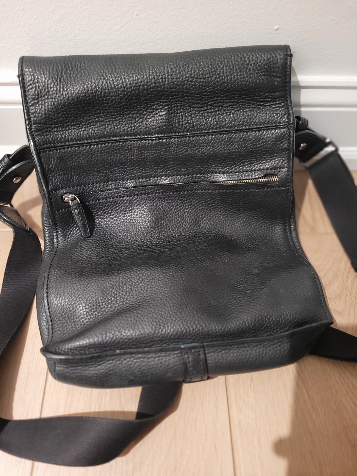 TUMI Black Crossbody Messenger Bag Medium Snap, Adjustable Strap, Pockets