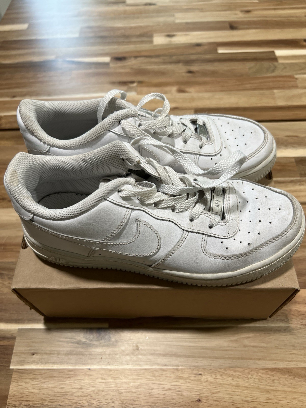 Nike Air Force 1 Low Men’s White Low Top Lace-Up Athletic Sneakers Pre-Owned