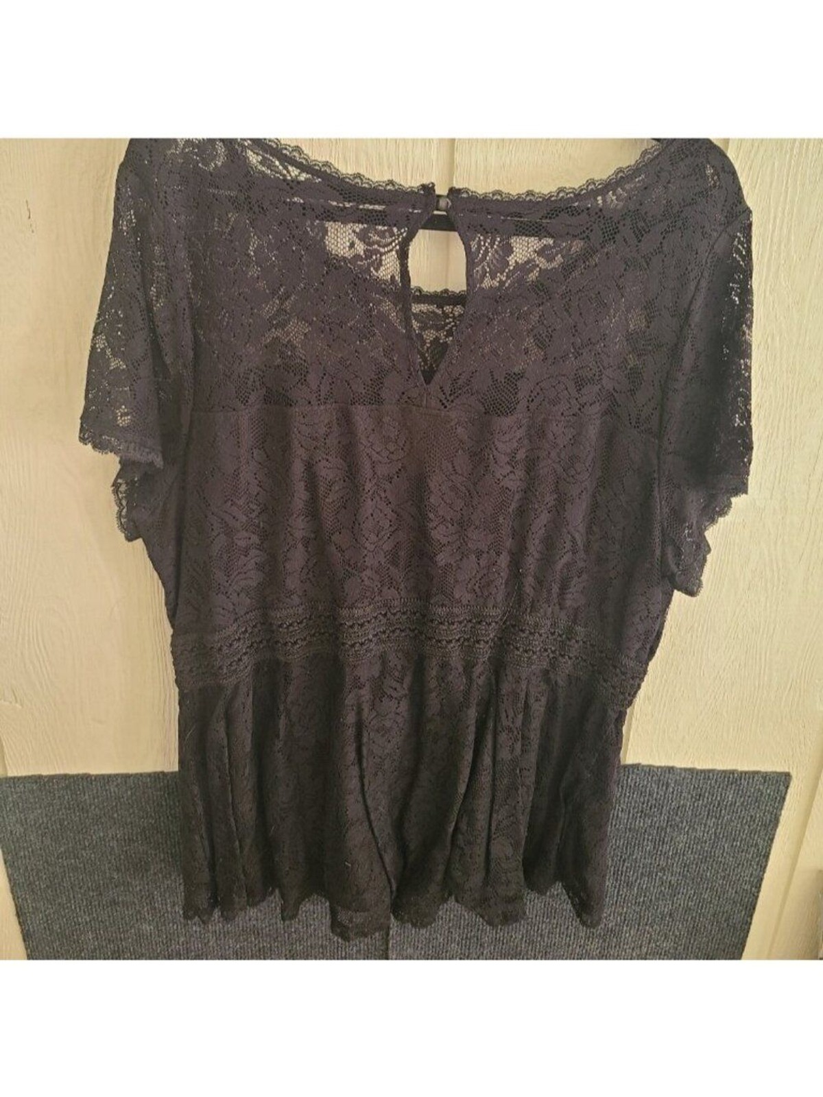 Torrid sz 3 Gently Used Lace Peplum Top