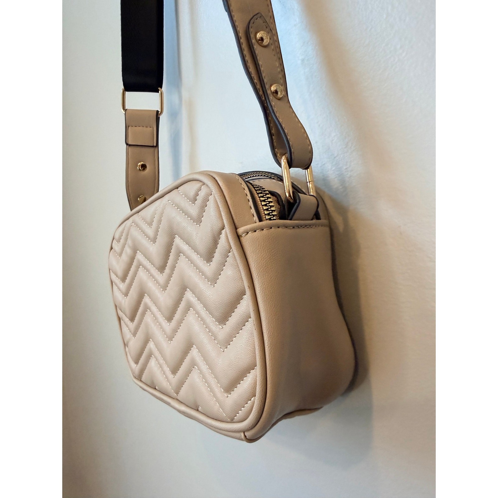 Lily & Ivy Nude Beige Chevron Quilted Camera Bag Crossbody Purse Web Strap