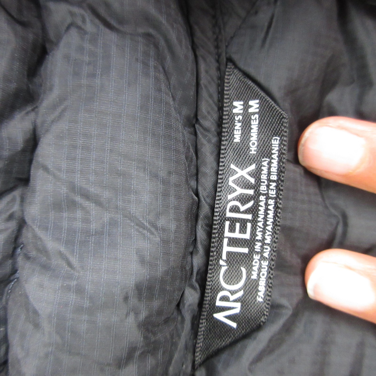 Arc’teryx Down Jacket Mens Medium Gray Hooded Full Zip Lightweight Puffer Hiking