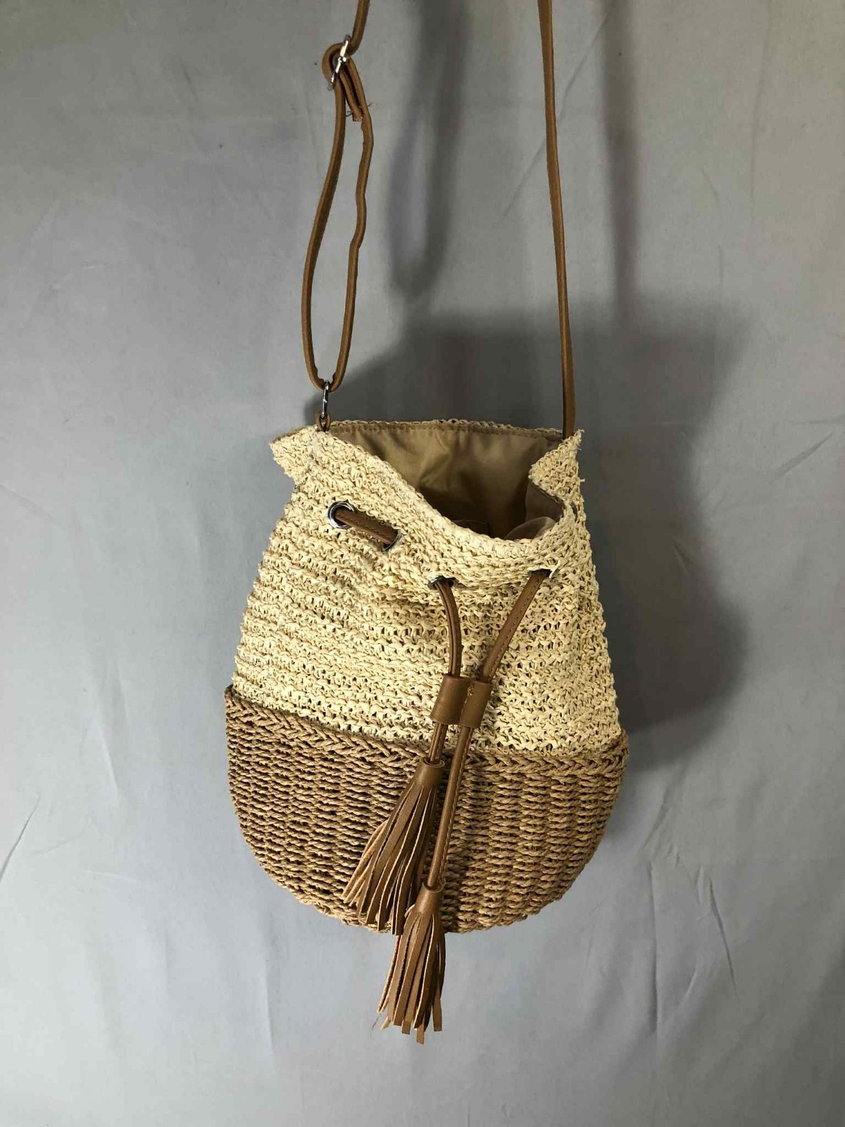 Two Tone 100% Paper Woven Bucket Bag Drawstring Crossbody Polyurethane Strap