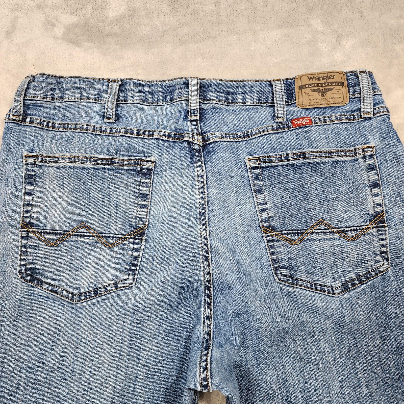 Wrangler Jeans Mens 38×32 Blue Light Wash Relaxed Bootcut Stretch Denim Casual