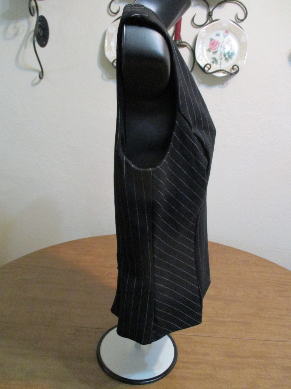 WHITE HOUSE BLACK MARKET SLEEVELESS ZIPPER BLACK V NECK SHIRT SIZE 8