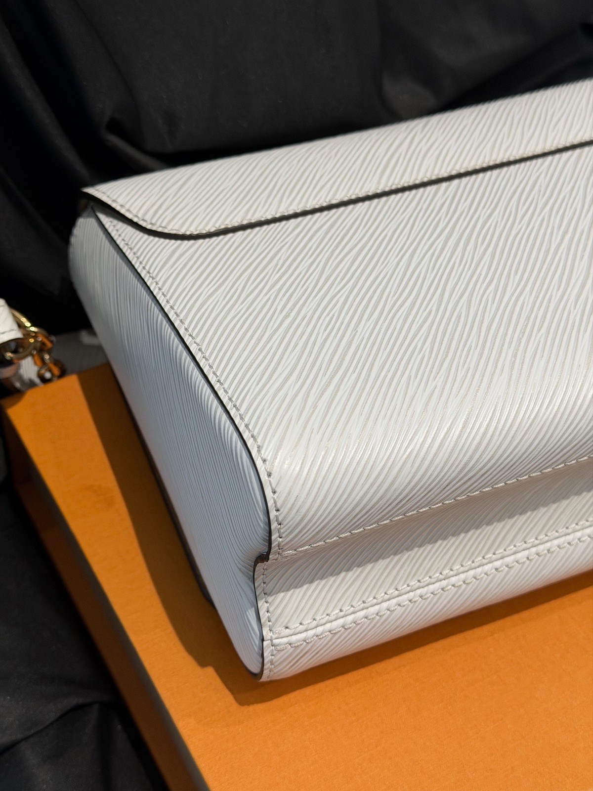 Louis Vuitton Pre-Owned Authentic Luxury Handbag White 23 bottom length
