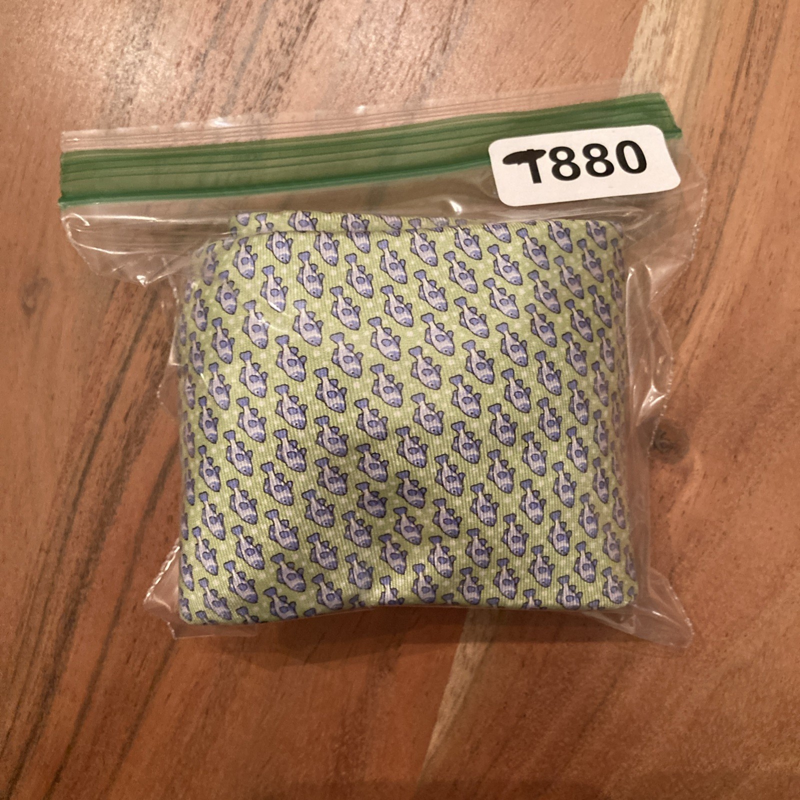 Tommy Hilfiger Green Silk Tie Blue Fish Pattern 3.25″ x 59″ | T880