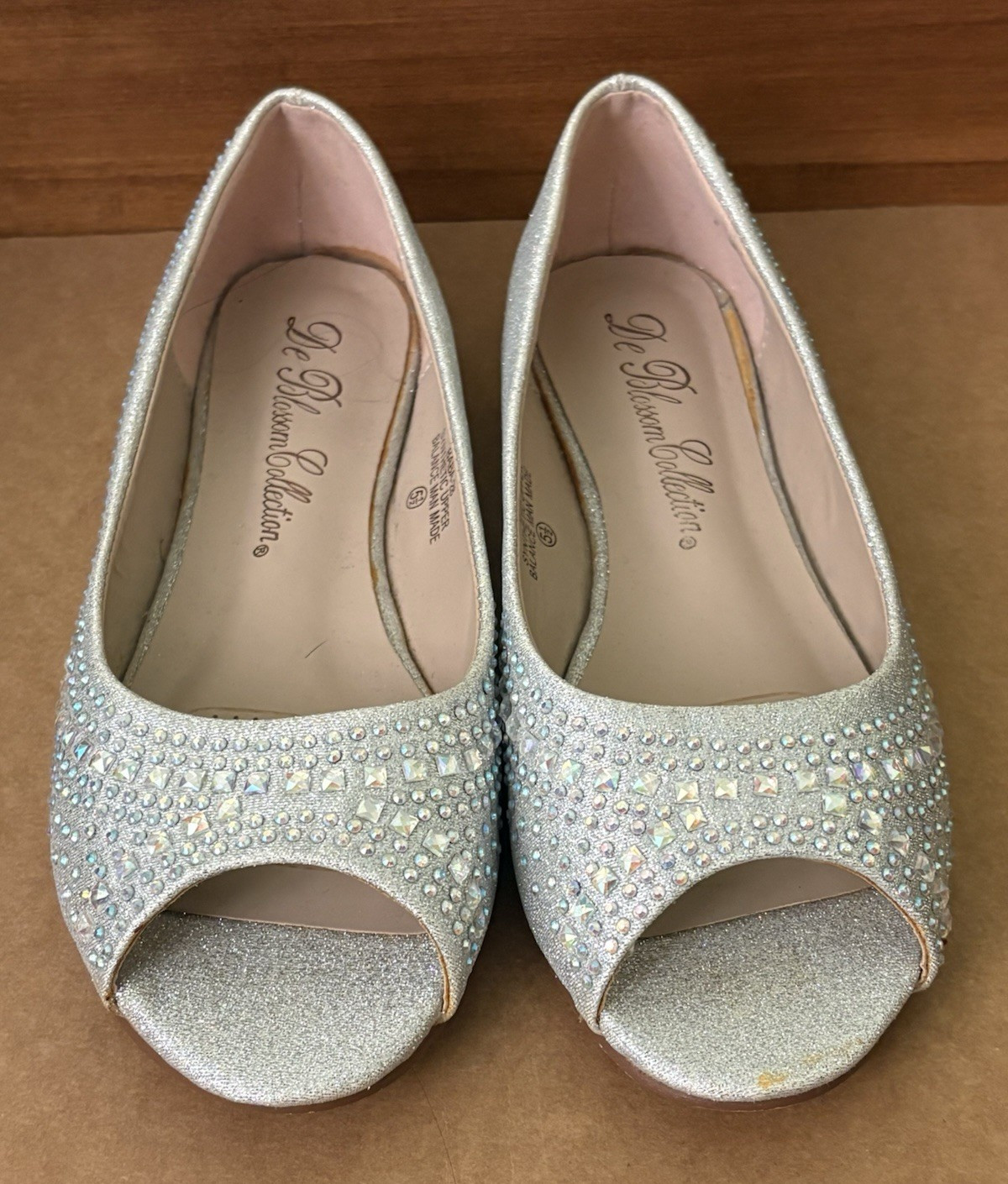 Le Blossom Collection Women’s 5.5 Silver Glitter Rhinestone Peep Toe Flats