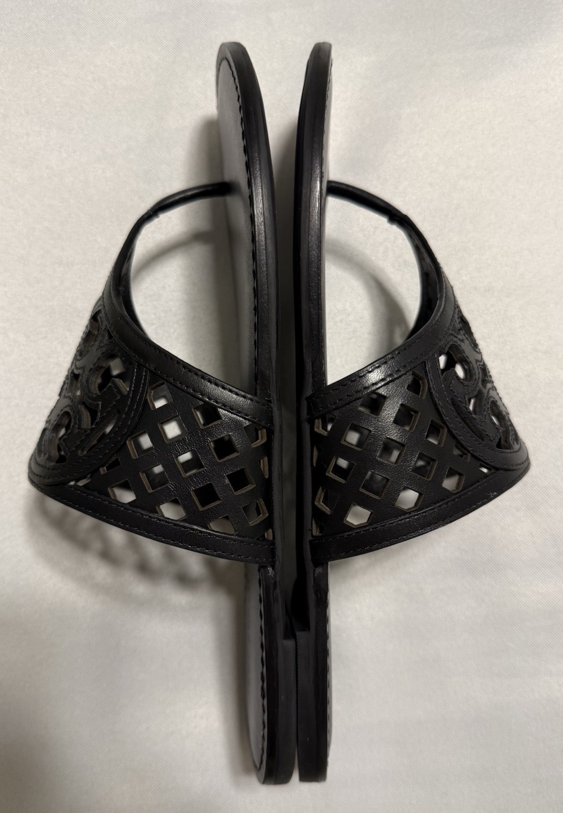 TORY BURCH THATCHED PERFORATED BLACK LEATHER THONG SANDAL . SIZE – 8M