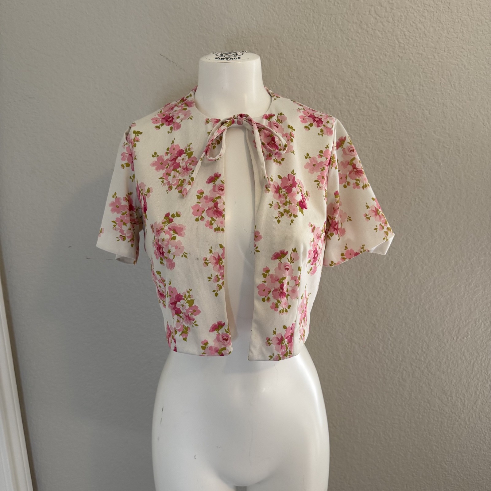 White and pink floral 50’s short sleeve shawl cover up!