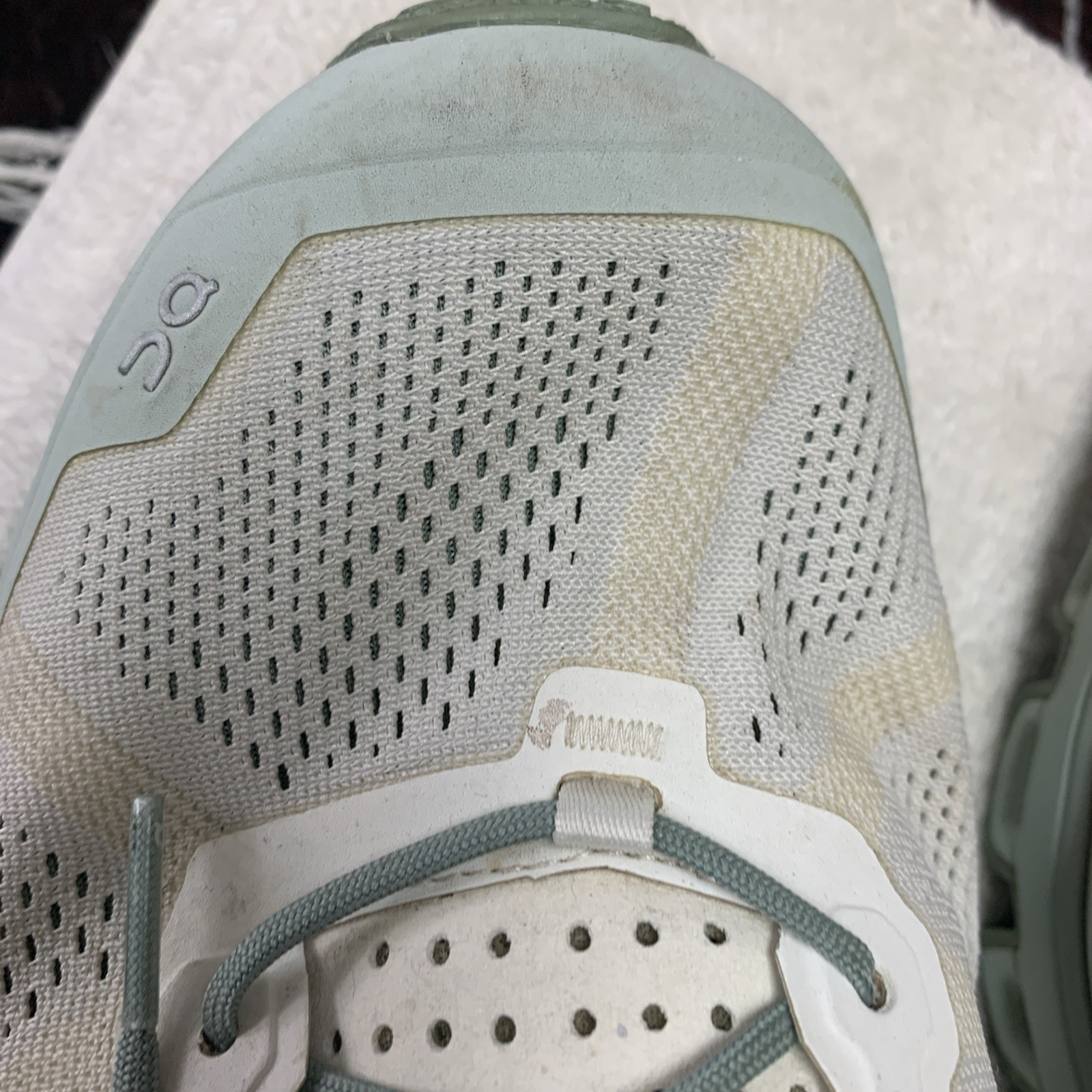 ON Running Women’s US 10.5 Cloudventure White/Moss
