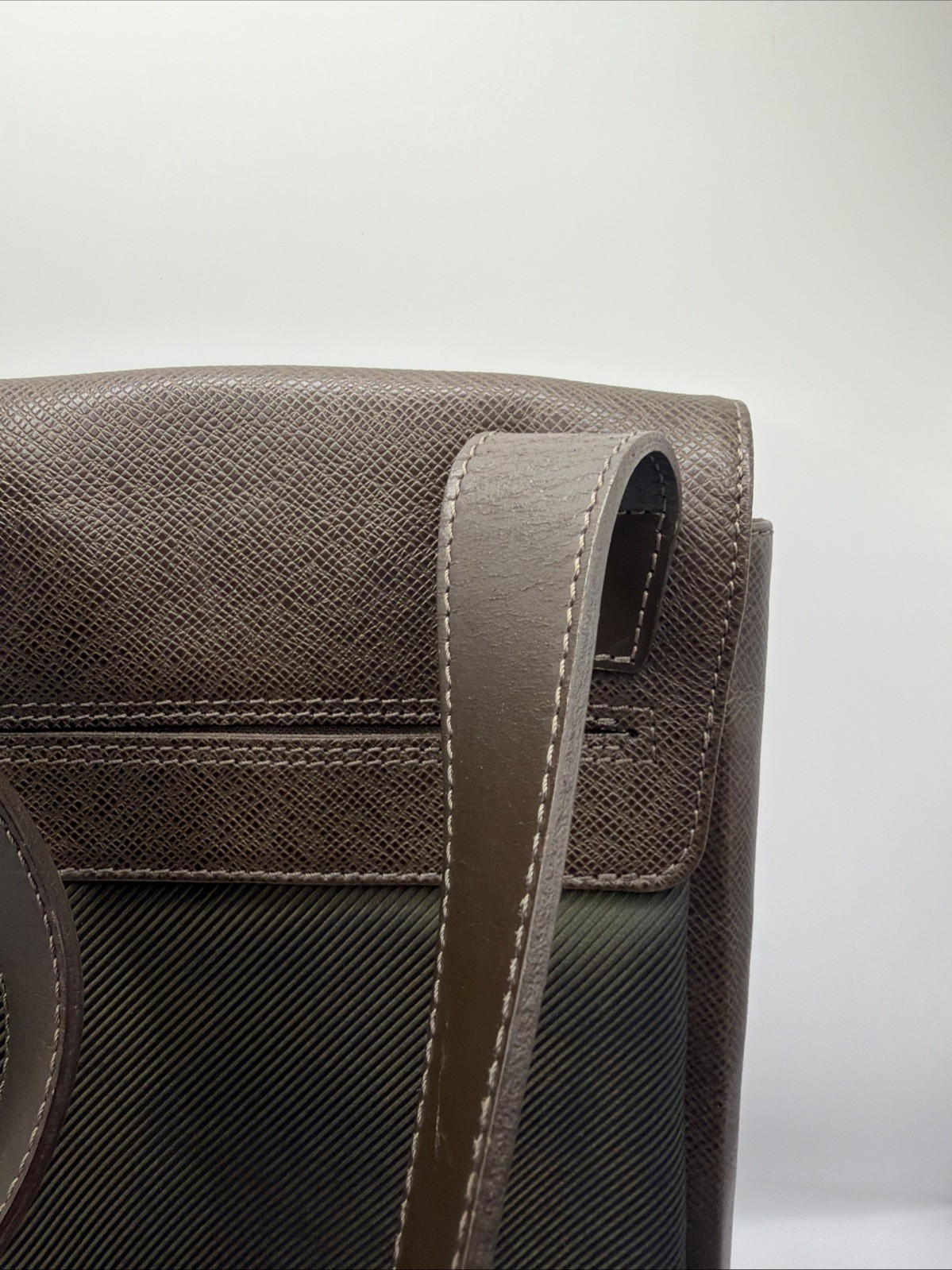 Louis Vuitton Men’s Bag – Satchel – Adjustable Strap – Vintage 8.5×11 Inches