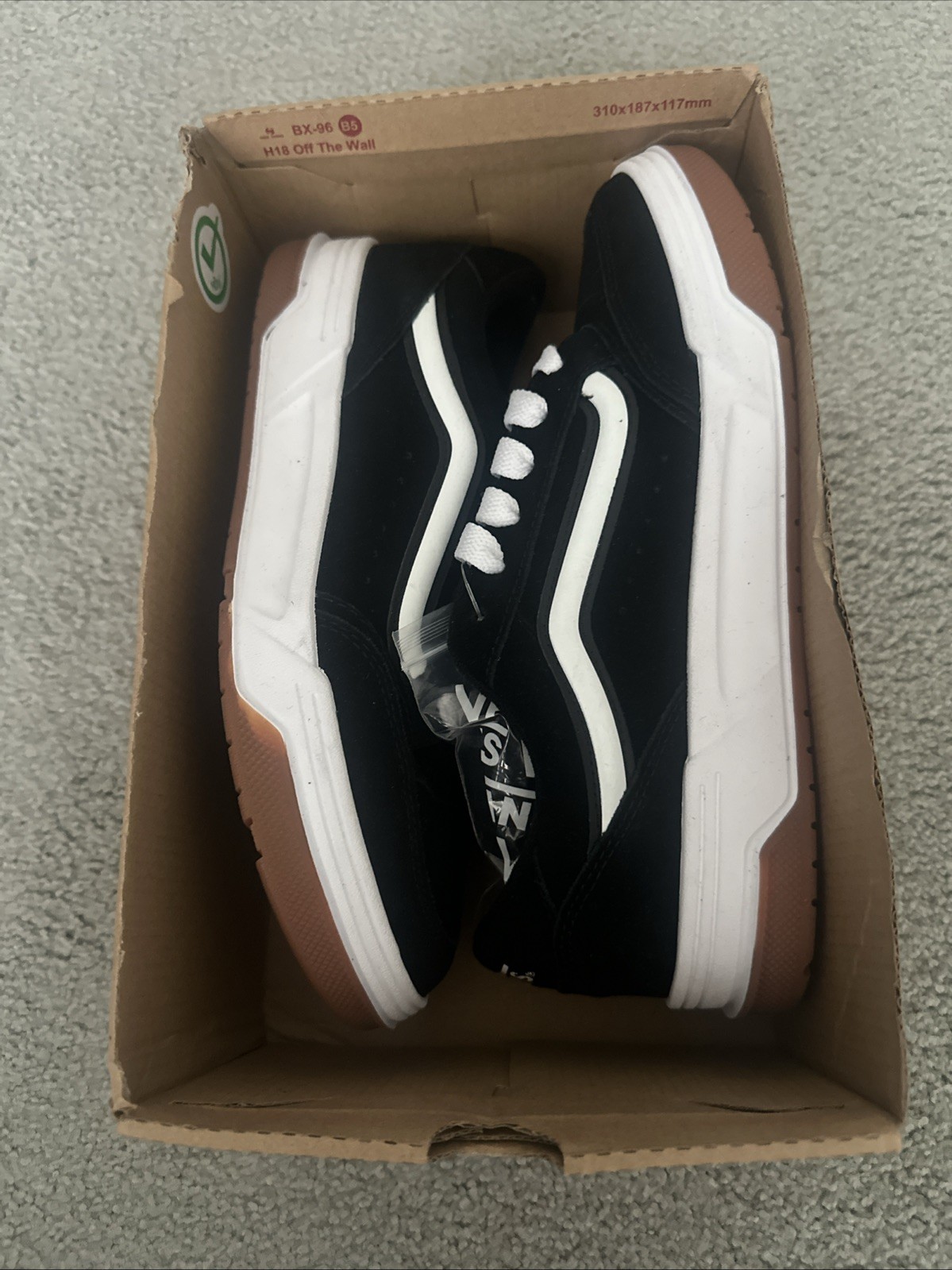 VANS Hylane Skate Shoes VN0000D81 Black White Suede/Gum Men’s Size 8.5 BNIB
