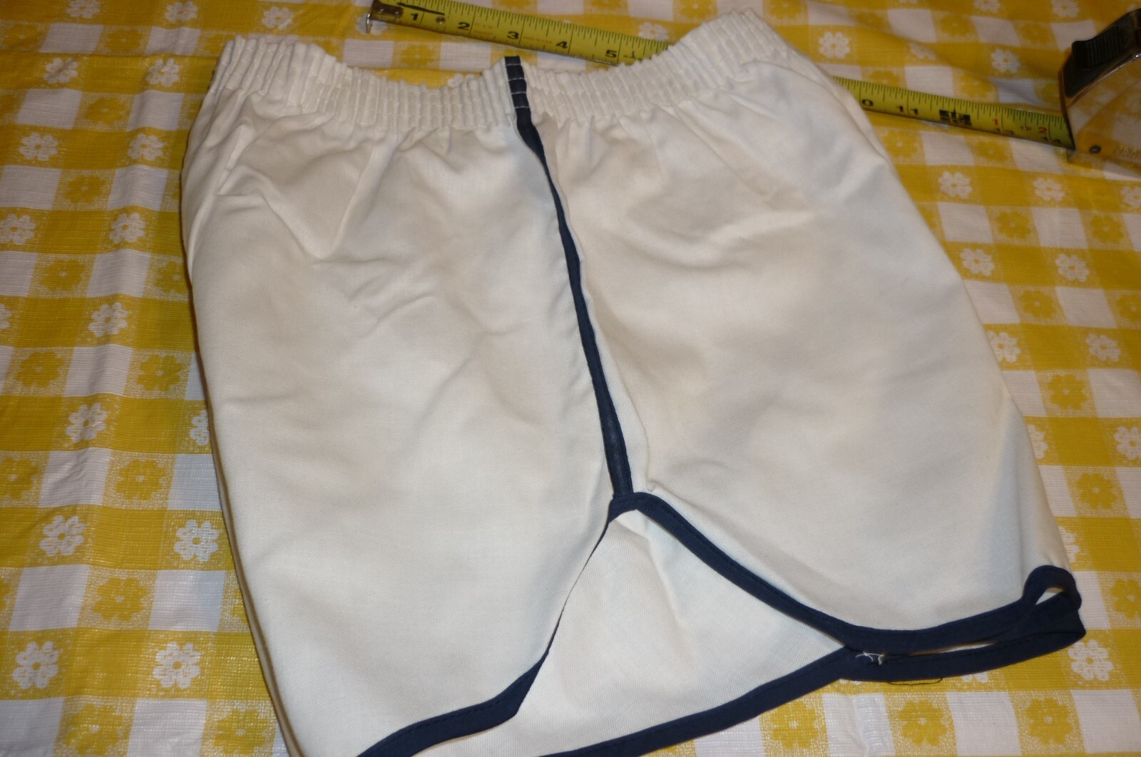 VTG.70’s SHORTS LARGE . GYM RUNNING WHITE W/ BLUE STRIPE USA