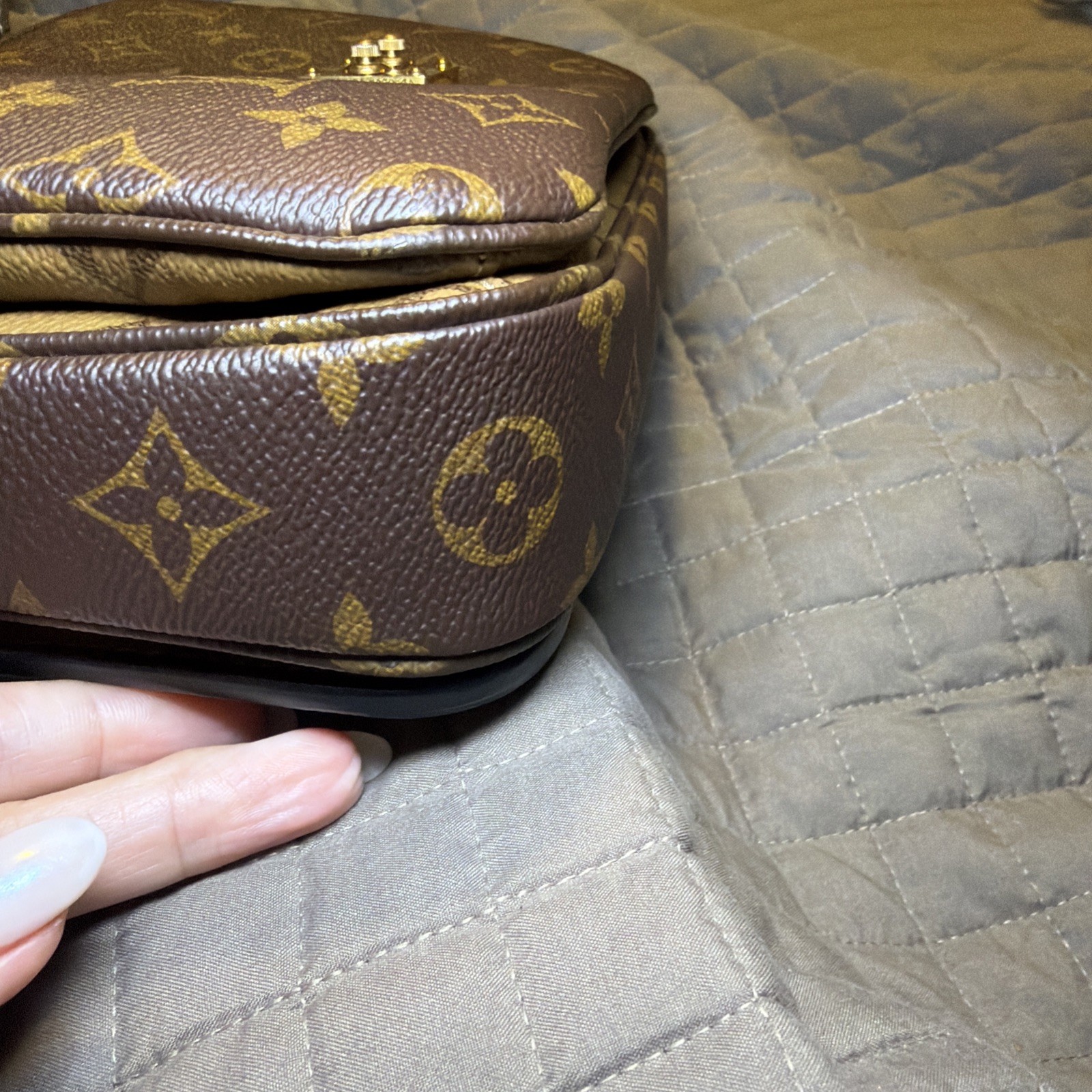 Louis Vuitton POCHETTE METIS REVERSE Monogram. 100% authentic.