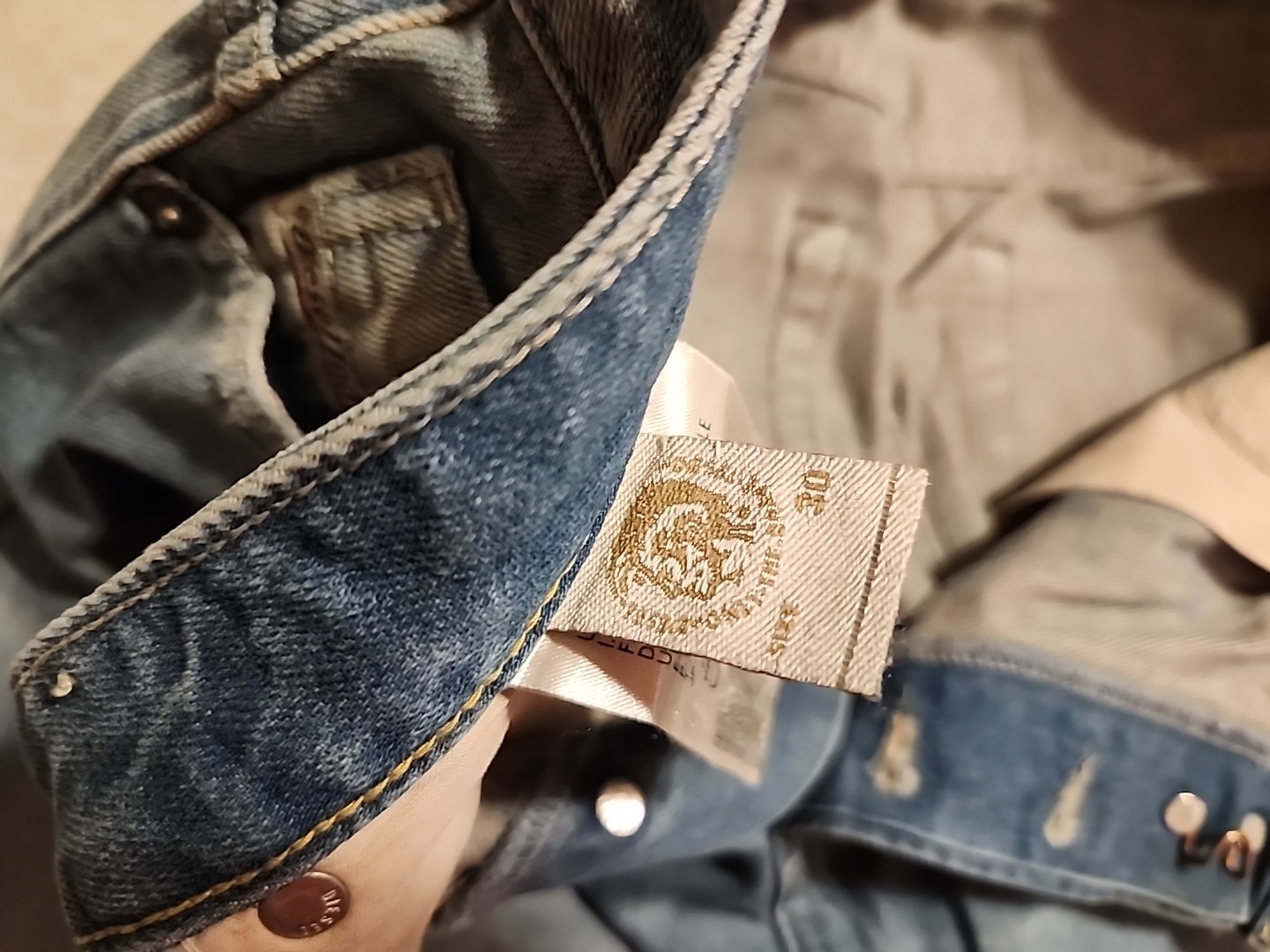Diesel Eazee Relaxed Boyfriend Denim Jeans 30×25 whiskered Distress staining EUC