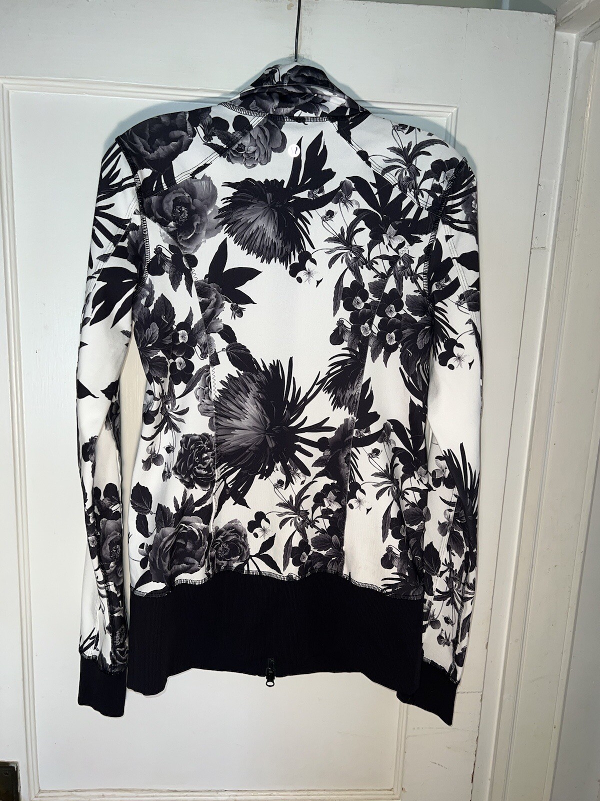 Lululemon asana jacket black white brisk blooms print size 8. d546