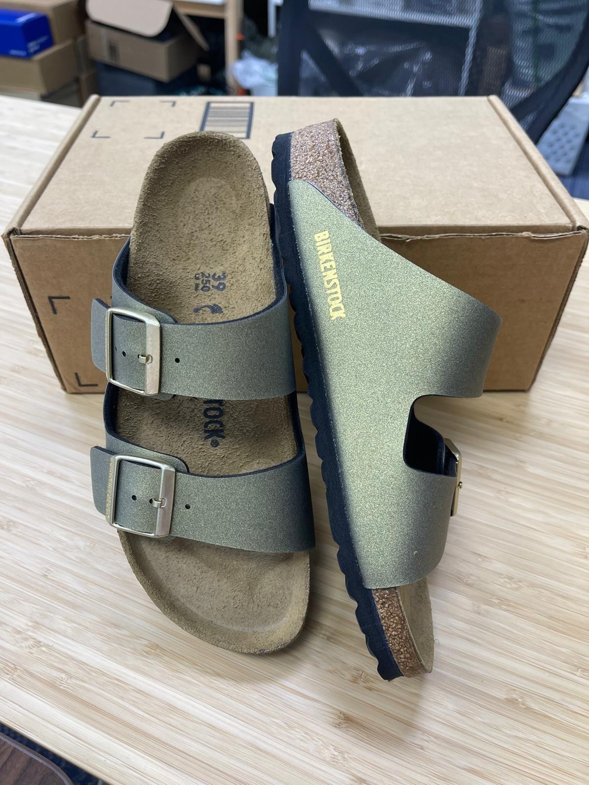 Birkenstock Unisex Arizona Metallic Stone Gold Sandal, Size EU 39/ US W8-M6