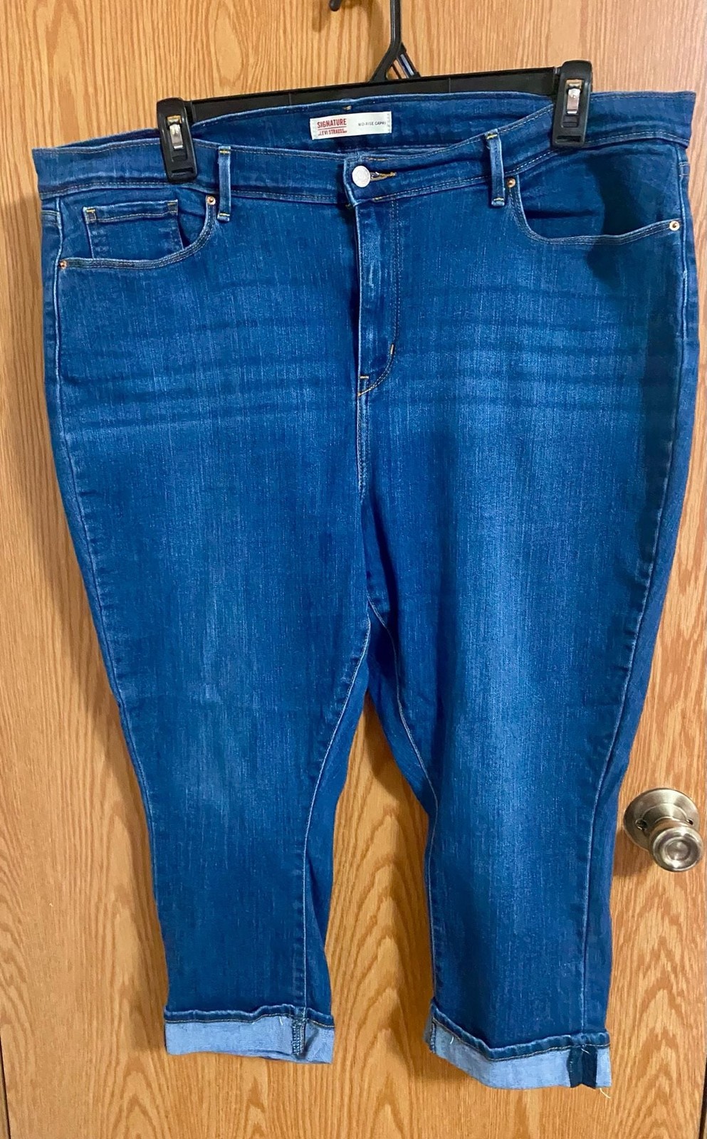 Signature by Levi Strauss & Co. Women’s Plus Size Mid-Rise Capri Jeans