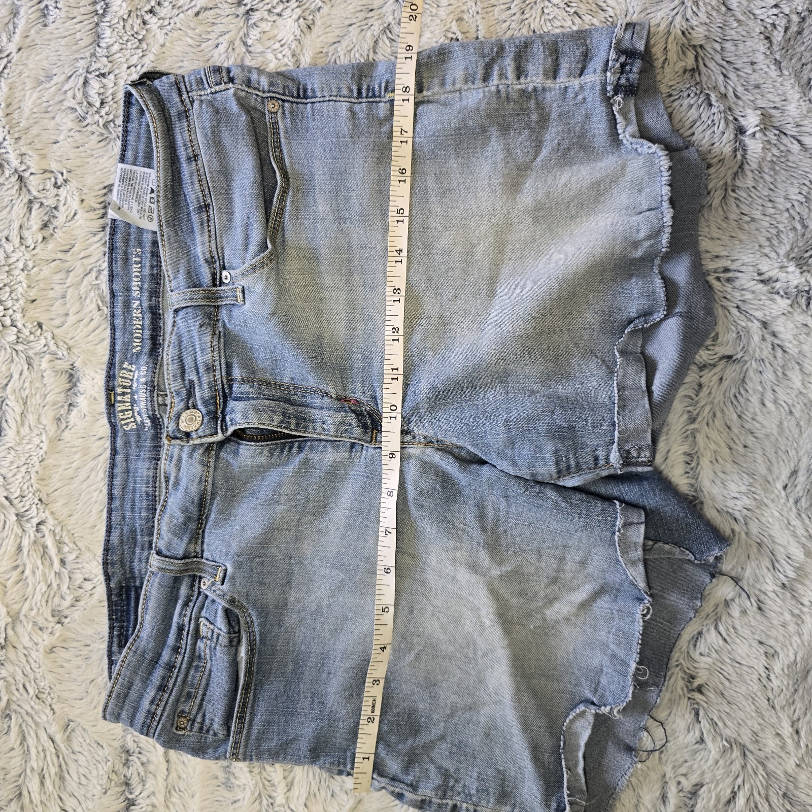 Signature by Levi Strauss Women’s Modern Cut Off Light Wash Shorts 14 32″ 4″