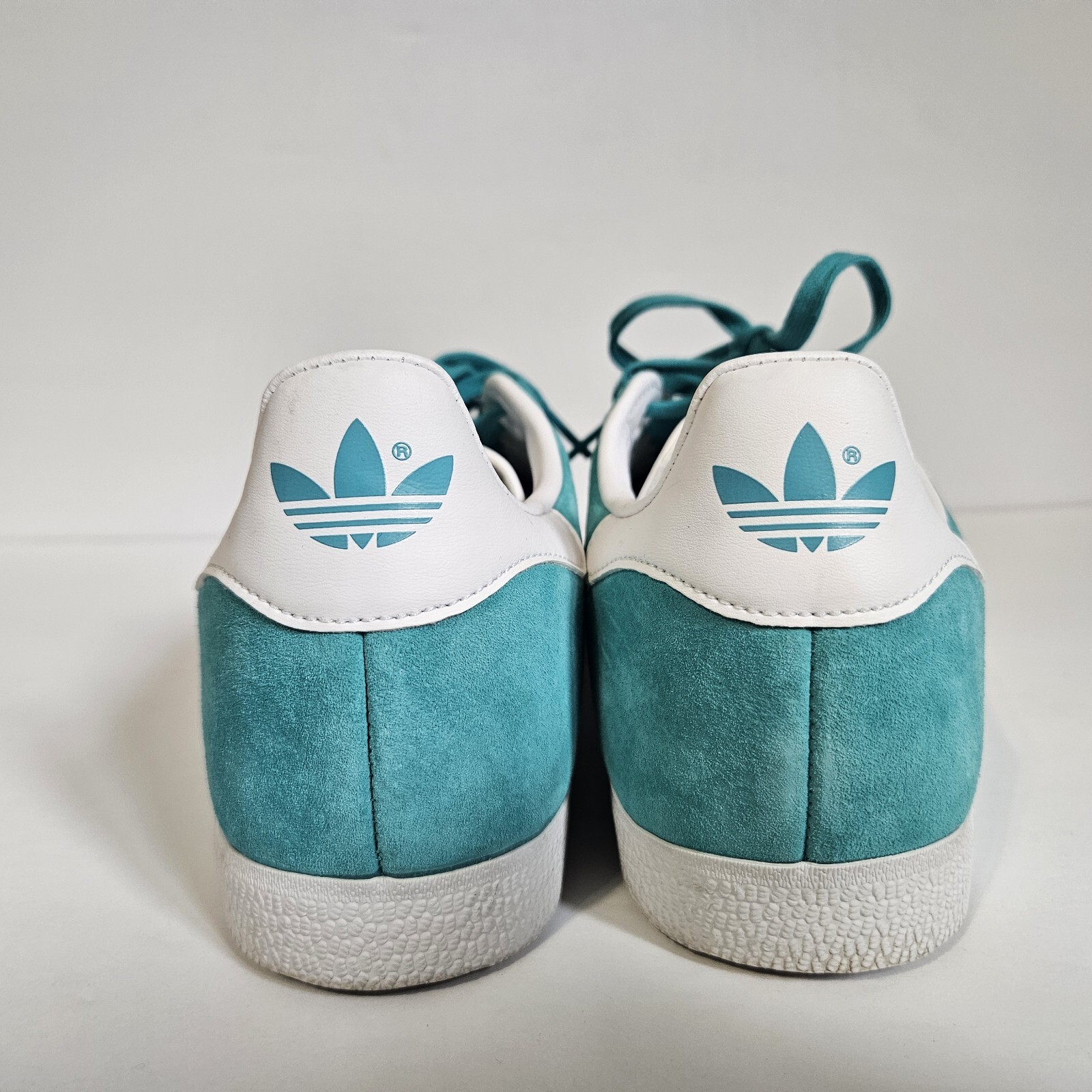 Adidas Gazelle Hi-Res Aqua and White Mens Size US 7 EU 40 EE5510