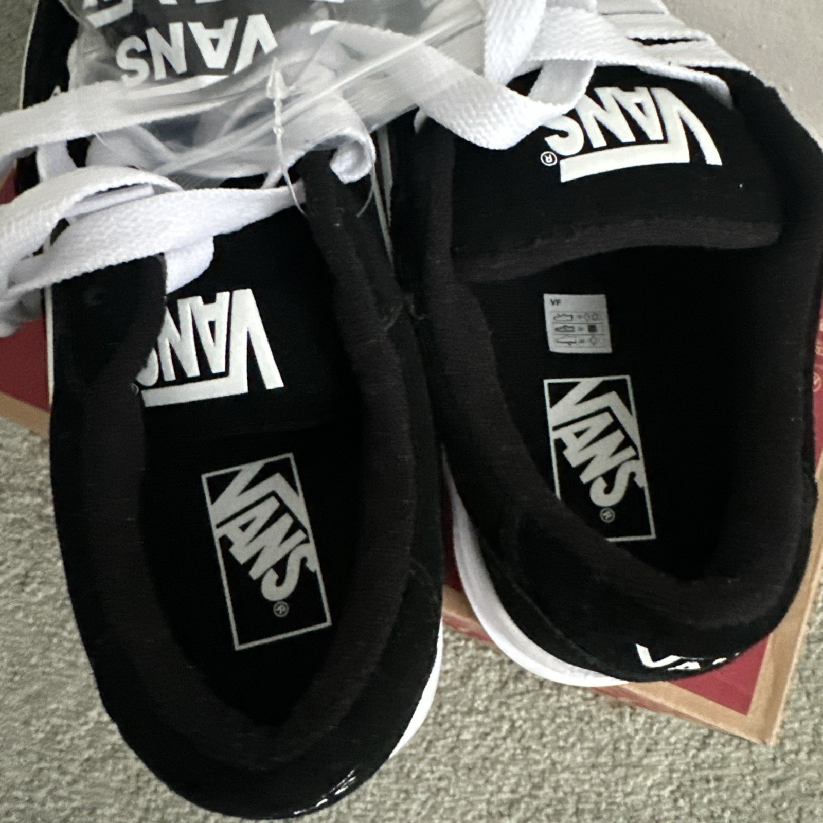 VANS Hylane Skate Shoes VN0000D81 Black White Suede/Gum Men’s Size 8.5 BNIB