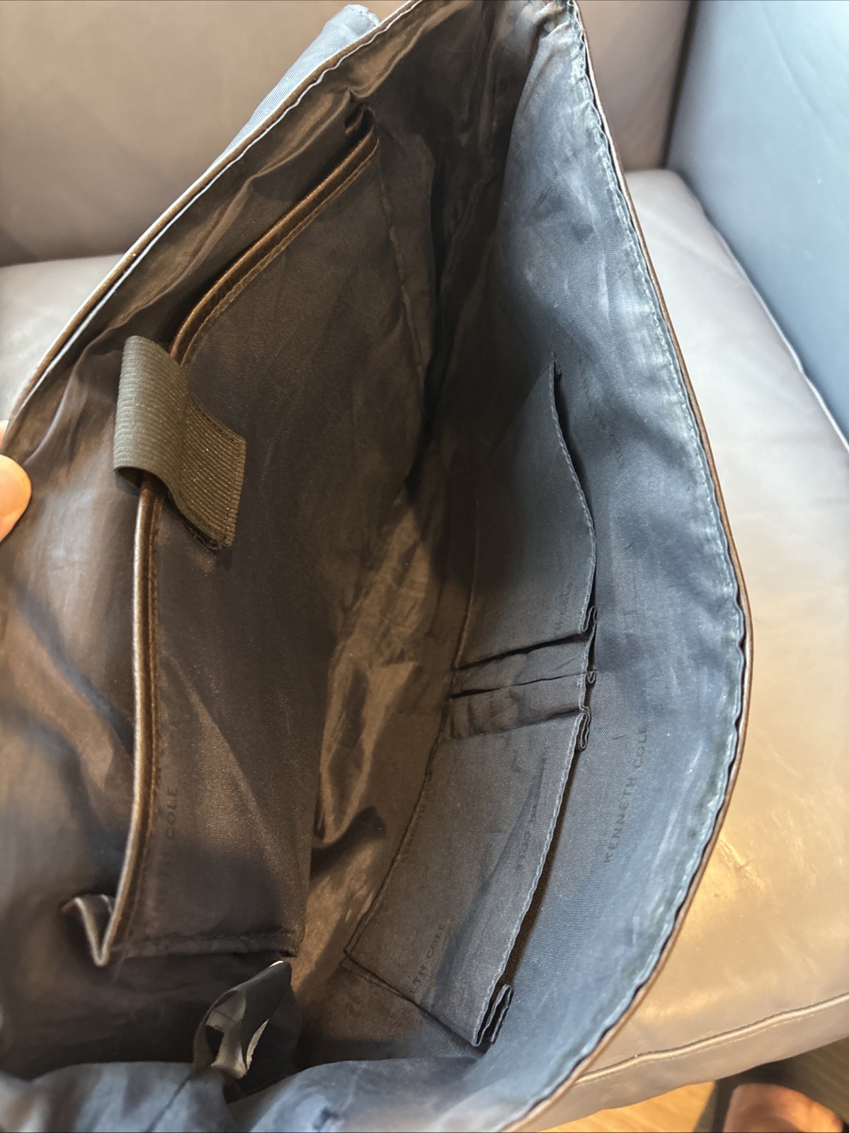 Kenneth Cole Reaction Colombian Leather Crossbody 15.6″ Messenger Bag
