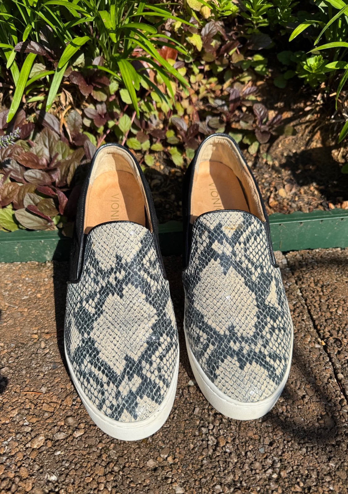 Vionic Ladies Size 9 1/2 Slip On Shoes