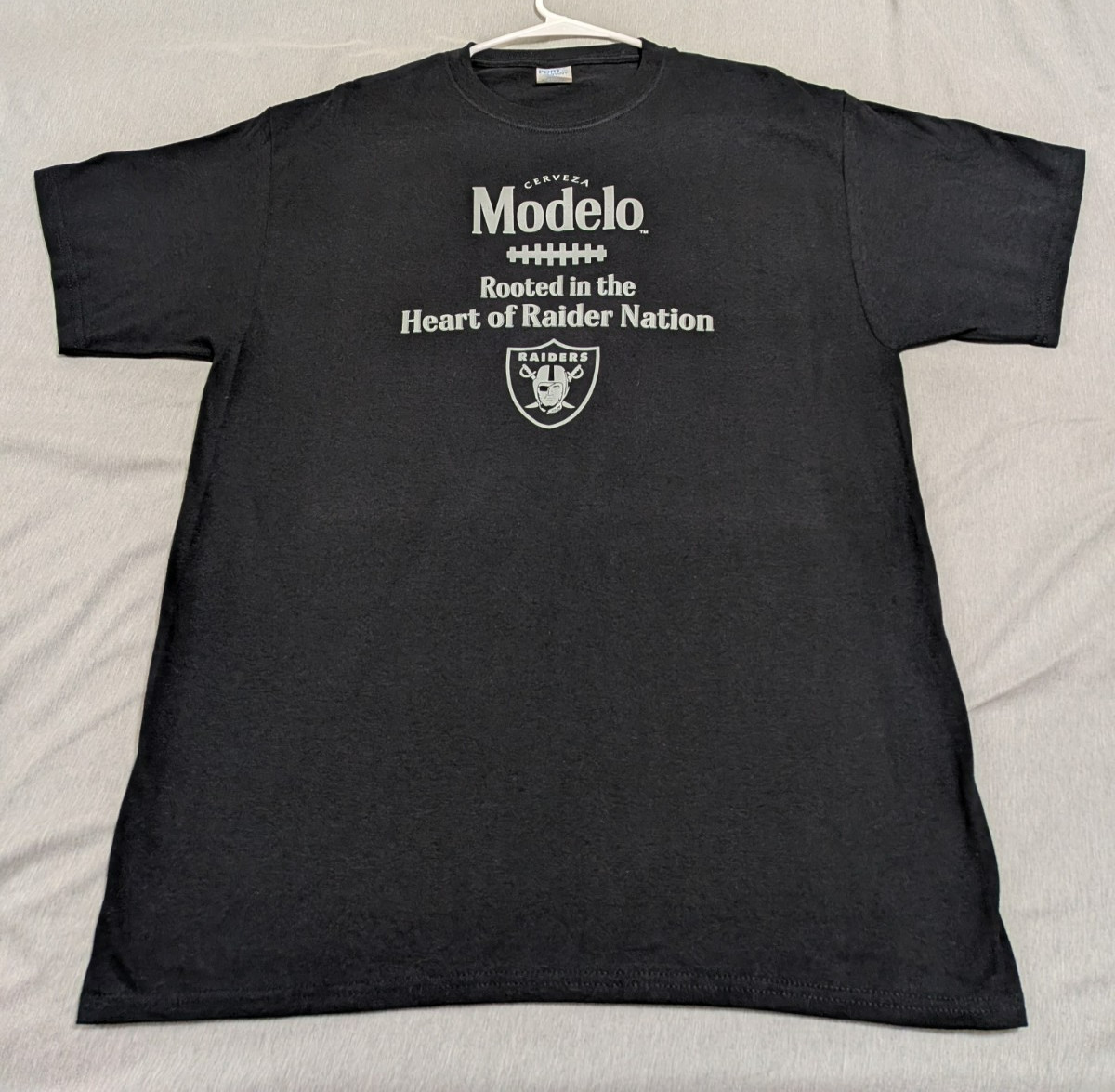 Las Vegas Raiders Modelo t-shirt NFL, Modelo Cerveza Men’s Large NWT