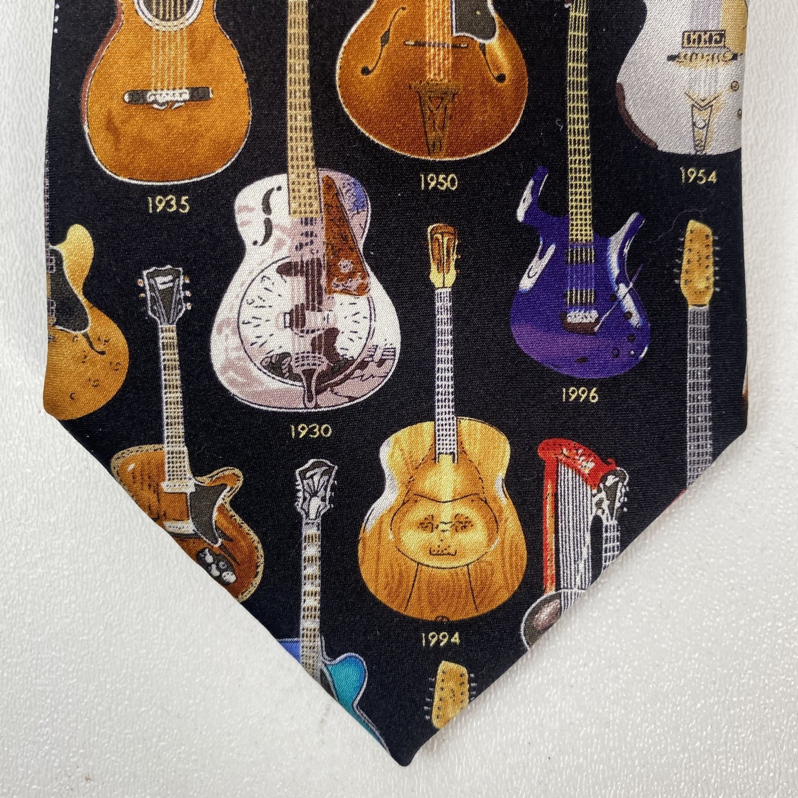 Classic Guitars 1910-1995 Museum Artifacts Mens Neck Tie All Silk 4″ x 59″