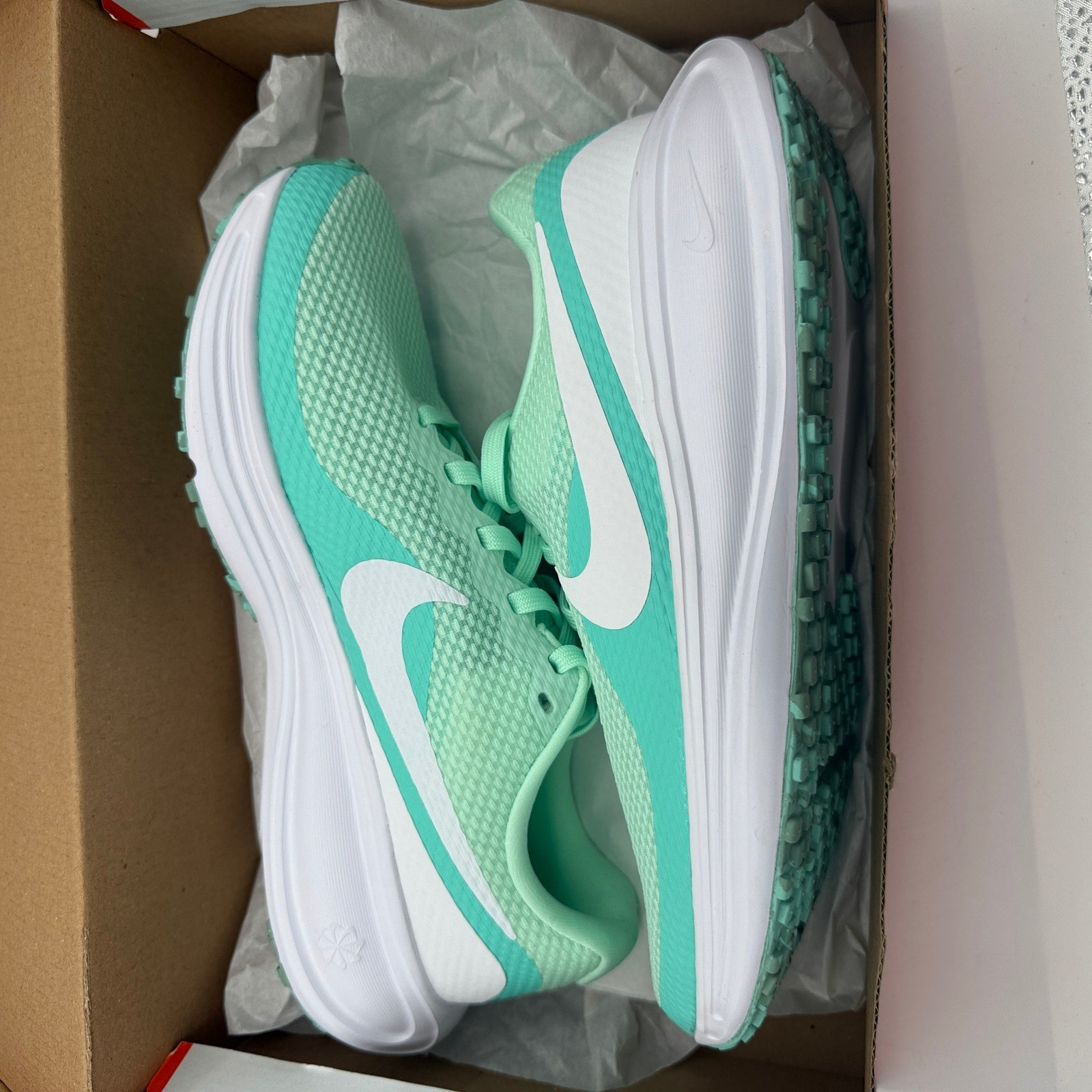 Nike Revolution 8 Women Shoes Size 6.5 Mint Foam Bleached Turq HJ8485-300