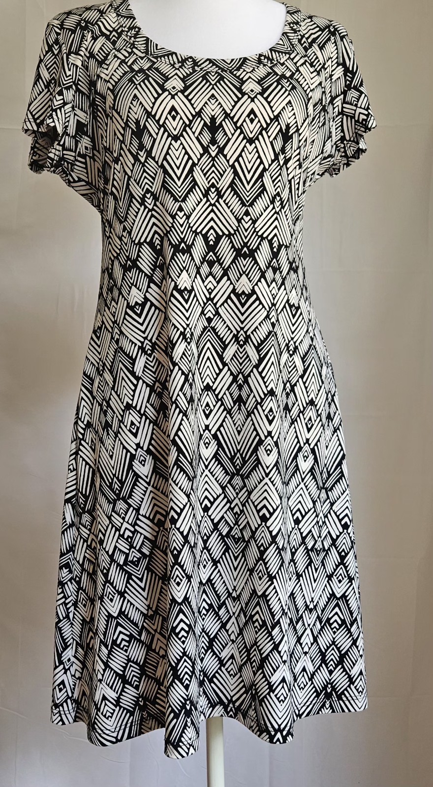 Karen Kane Black White Geometric Knit A-Line Scoop Neck Ruffle Dress S