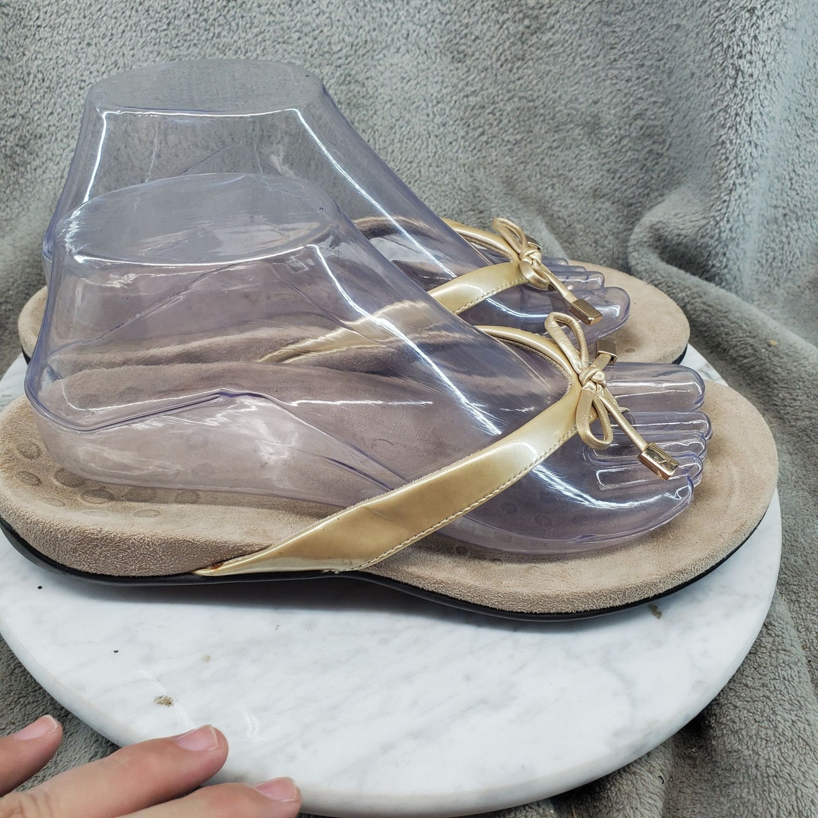 Vionic Shoes Womens Size 8 Gold Faux Leather Bella II Thong Sandals *Read*