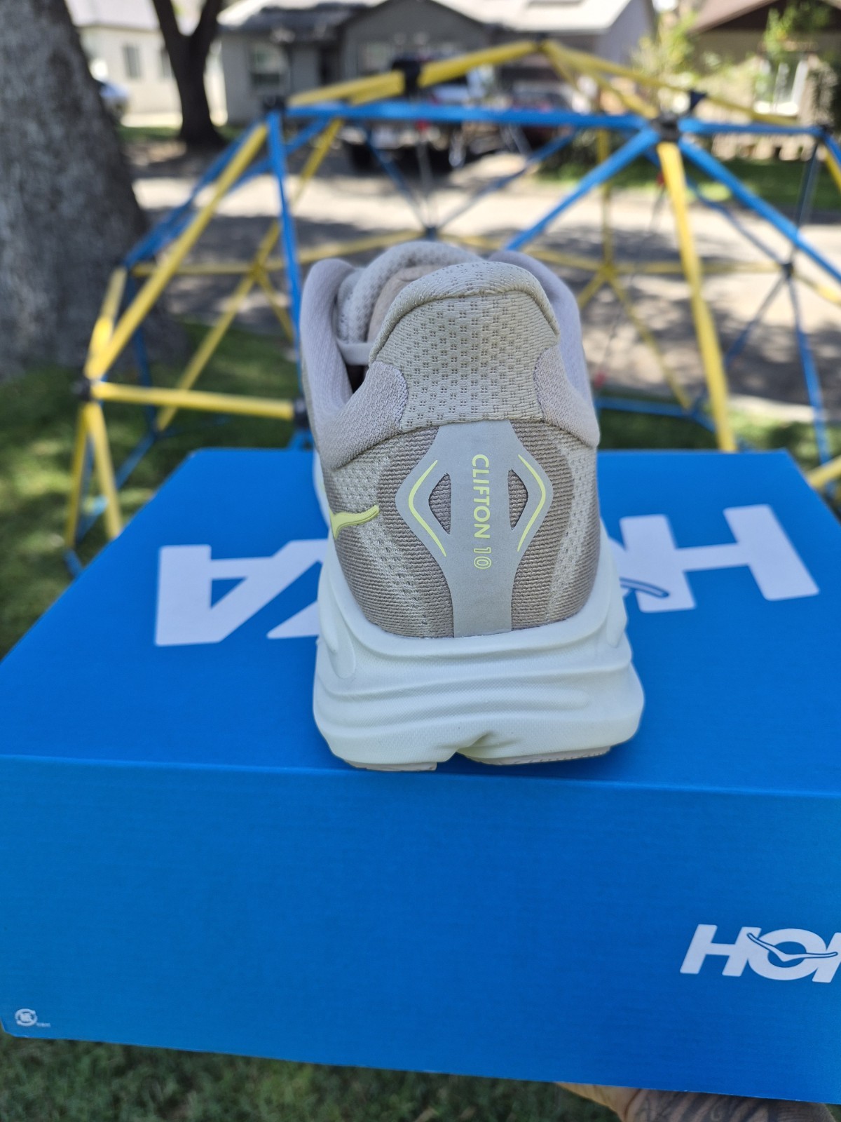 Hoka Mens Clifton 10 (D) Yellow/Beige