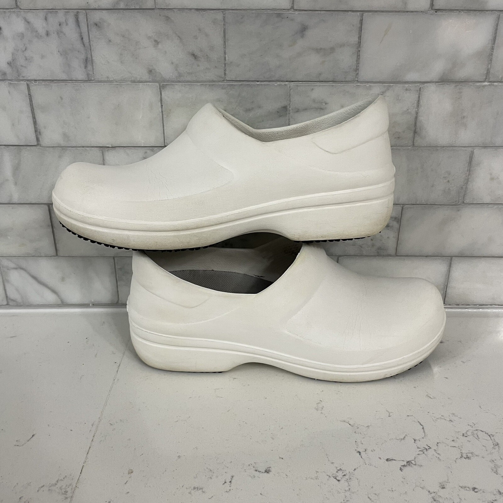 Crocs at Work White Rubber Slip Resistant On the Clock Clog Womens Size 7