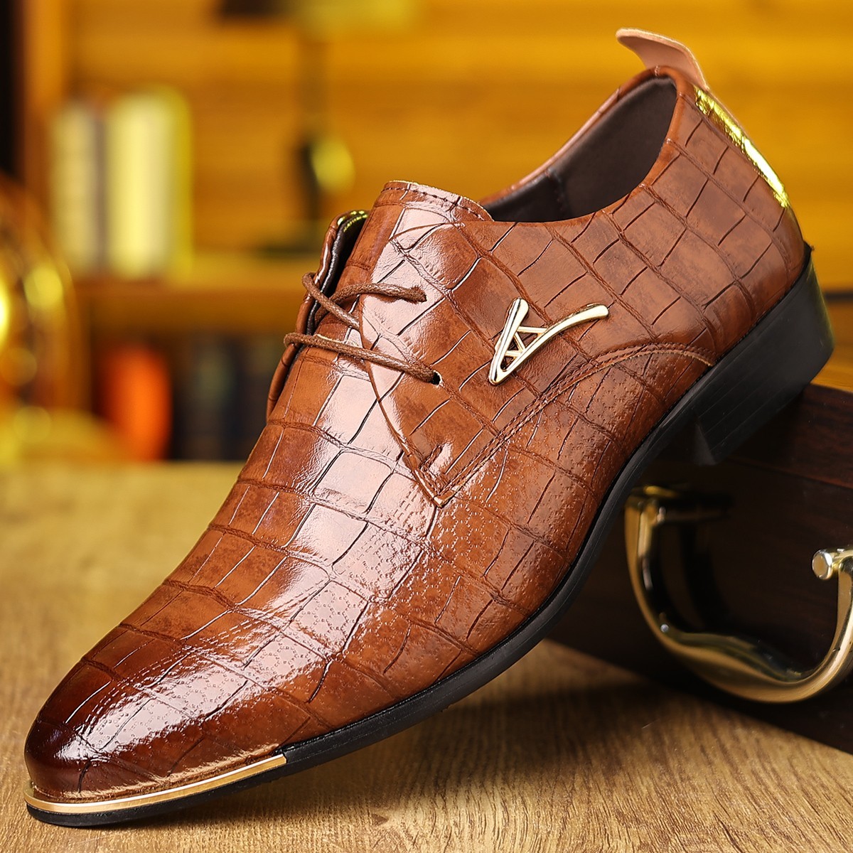 Men’s formal shoes, checkered lace up Oxford shoes, worn for formal occasions