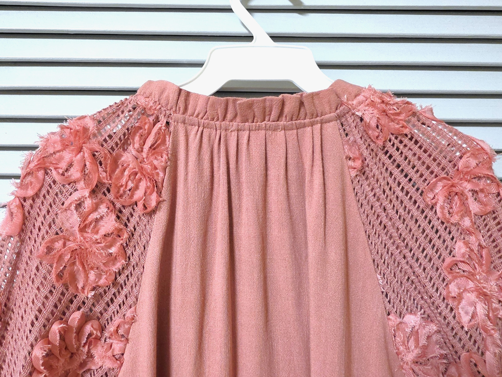 3/4 dusty rose crochet floral slev ruffle tie neck top M