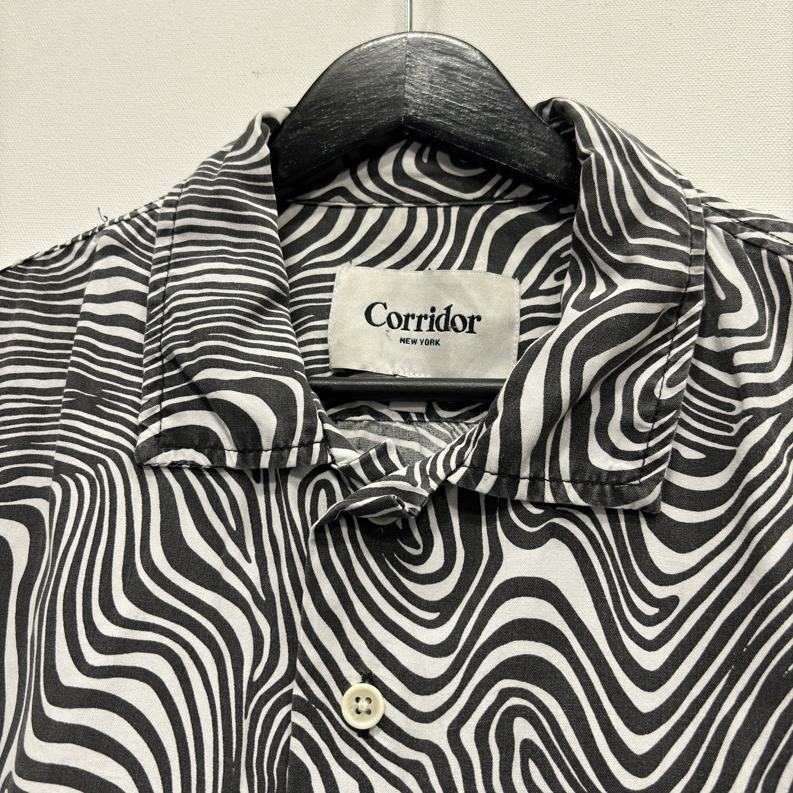Corridor NYC Mens Contour Camp Collar Shirt Button Size Medium EUC Swirl Black