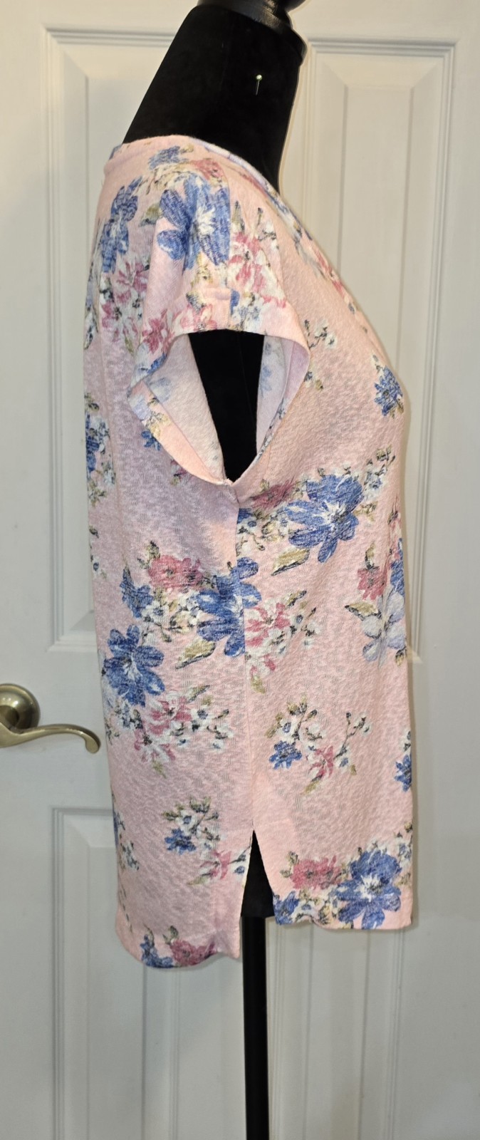 ​Bobeau Top Womens Small Pink Blue Floral V-Neck Pleat Back Knit Tee Slit S