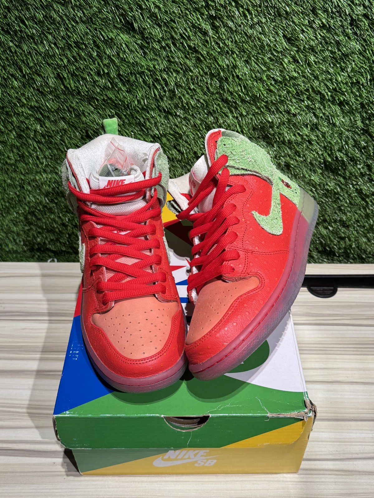 Size 8M/9.5W – Nike SB Dunk High Strawberry Cough Sz 8M CW7093-600