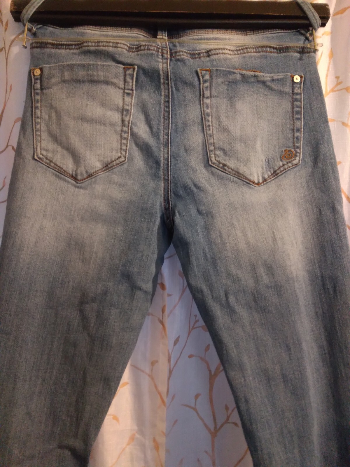 INDIGO REIN size 9(29) L 27 Med Light Wash Distressed Skinny Jeans