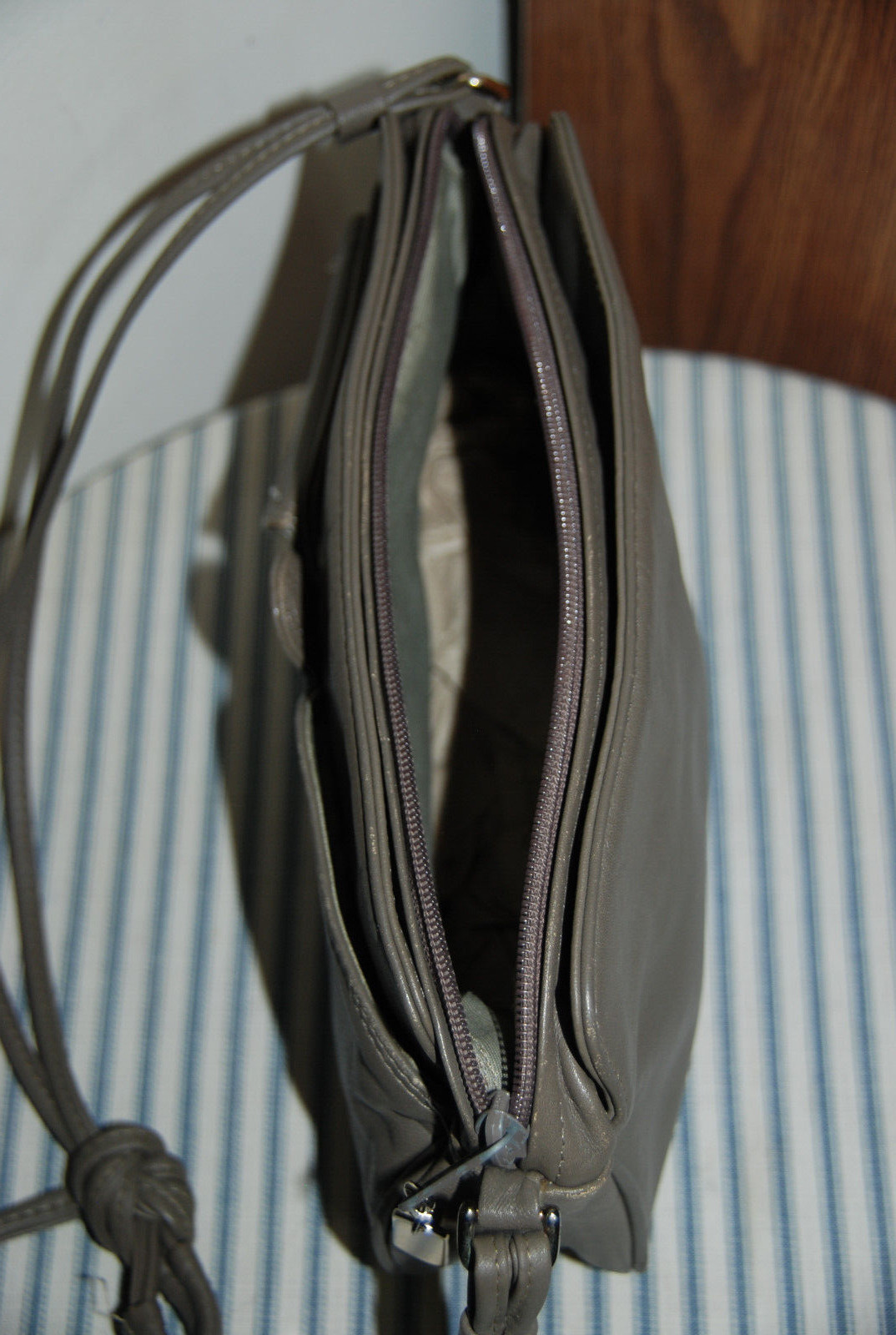 Vintage Gray Leather Purse – 10x7x3 inches