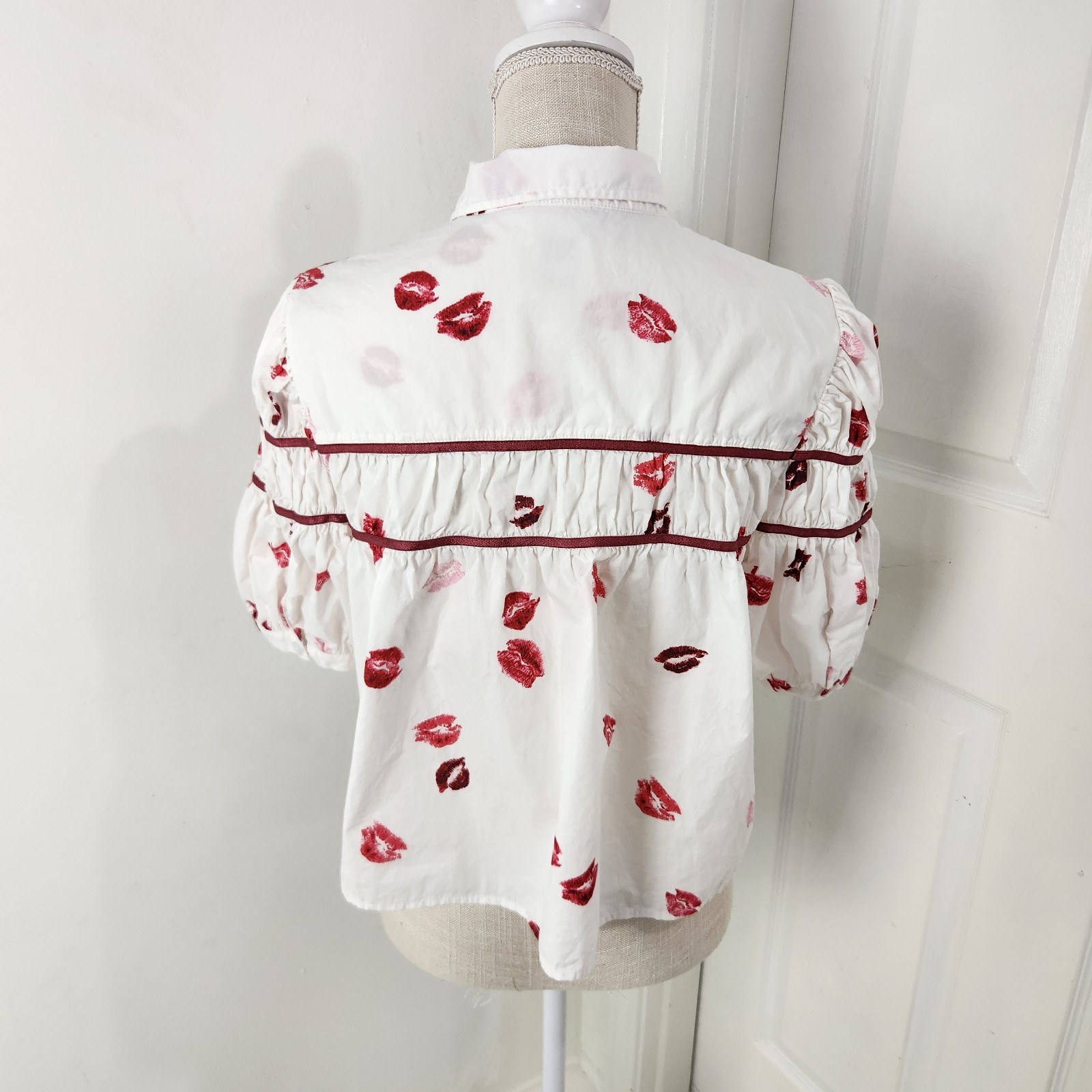 Maeve Top L Leandra Shirred Yoke Blouse Lipstick Kisses Novelty Valentines Day